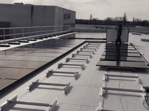 Rénovation de toiture et installation de panneaux solaires : optimisez vos espaces commerciaux pour 2025